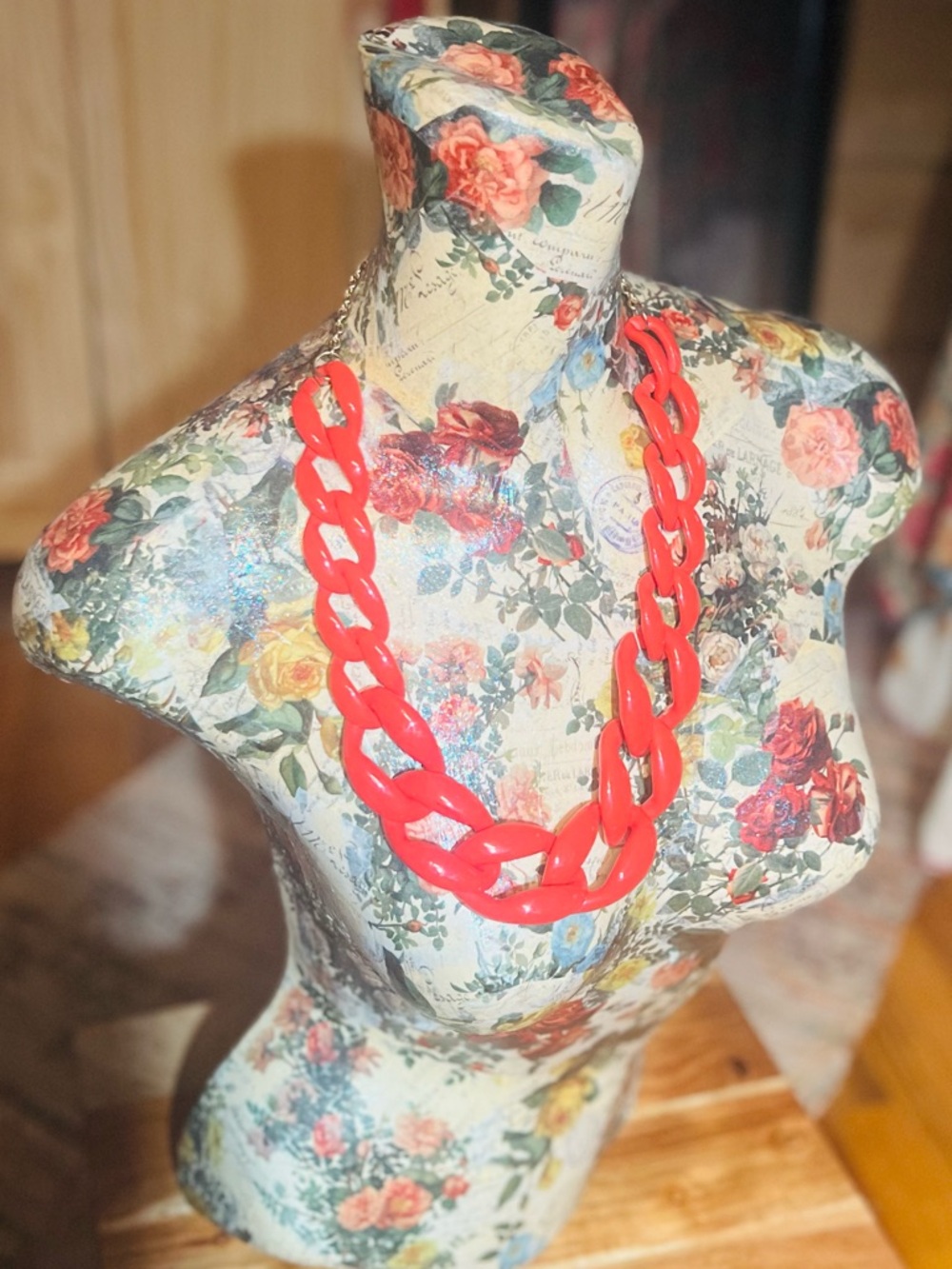 Charmin Charlie Bold Coral Resin Link Necklace